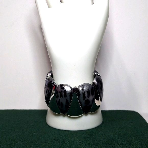 Bracelet Silvertone Black stretch Fits about 7 in wrist. - Picture 2 of 6